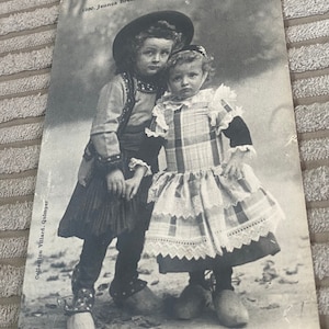 Cartão postal antigo de jovens bretãs, França, Bretanha
