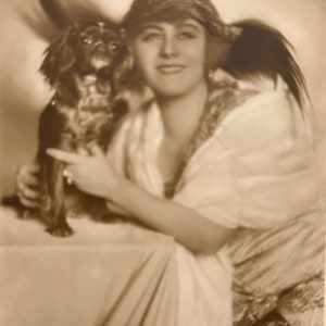 Carte postale Lilly Flohr, actrice autrichienne et son chien