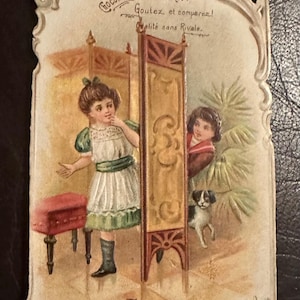 Antica cartolina pubblicitaria francese, Chocolat Poulain, carta commerciale fustellata in filigrana, bambini e cane che giocano a nascondino, The Surprise
