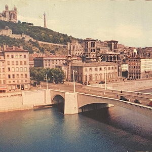 Postal francesa antigua de Lyon. Vista del Pont Tilsitt sobre el río Saona. Iglesia de Notre Dame de Fourvière. Cromo de la década de 1960, de Trolliet & Sons.