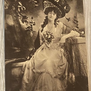 Postal de la actriz británica Marguerite Leslie, franqueada en 1908
