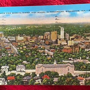 Carte postale vintage de Birmingham, Alabama, avec l'école Ramsey au premier plan, des années 40