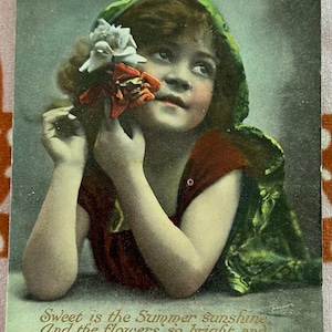 Antica cartolina postale britannica affrancata 1920, Buon Natale, Bella bambina con fiori che indossa un mantello verde, editore della serie nazionale