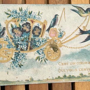 Carte postale carrosse dorée remplie de pensées, conduite par des hirondelles, carte postale ancienne française en relief//Imprimée en Prusse des années 1900