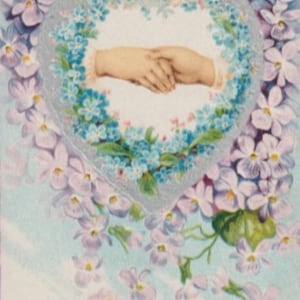 Teilweise geprägte antike französische Postkarte, aufrichtige Wünsche, Händchenhalten in einem Herzen von Vergissmeinnicht und Veilchen, entfernte Liebe 1900er Jahre