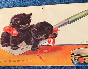 Ansichtkaart van zwarte kat, spelende zwarte katjes, Florence Valter, jaren dertig Uitgegeven door Valentine