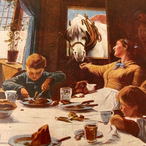 Puede incluir: Ilustración antigua de una escena familiar comiendo, con un caballo mirando por una ventana. Un niño corta comida en la mesa, mientras una mujer señala al caballo. Un perro descansa cerca. La escena tiene lugar en un cálido comedor.