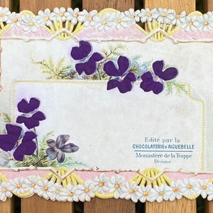 Carte postale ancienne découpée avec matrice, publicité du monastère de La Trappe, bordure florale blanche, pensées violettes, chromolithographie des années 1900