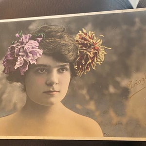 Postal de la actriz francesa, Prioglio con flores en el pelo, Walery Studio París. Sin usar.