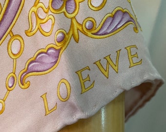 Sciarpa di seta Loewe, motivo floreale ametista oro rosa, tessuto vintage