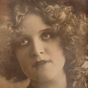 Xenia Desni, cartolina francese, affascinante attrice Art Déco, nata a Kiev