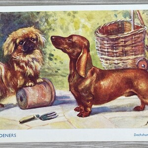 Puede incluir: Una pintura de un dachshund y un perro pekinés. El dachshund es marrón y está de pie sobre sus patas traseras. El pekinés es marrón y está sentado sobre sus patas traseras. La pintura se titula "The Gardeners" y está firmada por "M. Gear".
