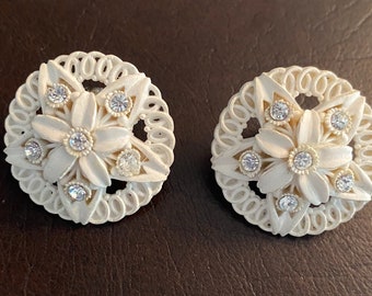 Vintage örhängen med vita blommor, vintage smycken med celluloid