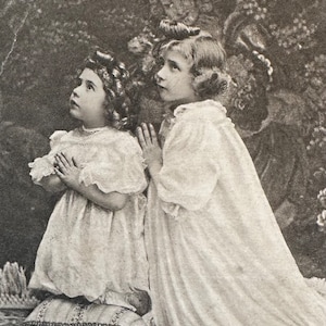 Deux petites filles priant carte postale ancienne, bénissez papa et maman, lithographie, affranchissement britannique 1910