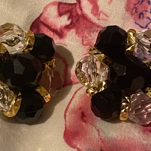 Trifari TM-oorbellen van zwart acryl // afwisselend gefacetteerde heldere kralen // vintage sieraden uit de jaren 80