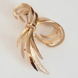 Gold Tone Bow Brooch, 1960s Retro Vintage Jewellery