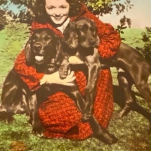 Postal de la estrella de cine Janet Gaynor (1906 a 1984) con sus perros // Fotografía real publicada por Valentine & Sons, no escrita