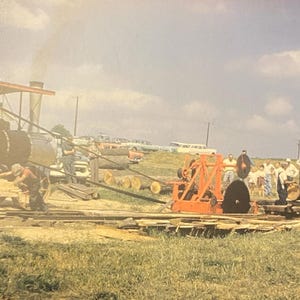 Postagem antiga de uma fazenda, debulhadora movida a vapor, final da década de 1950, EUA SEM USO