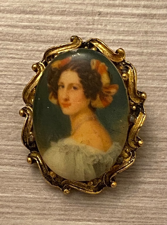 Victorian Revival Portrait Lady Brooch, 1940s Vintage… Gem