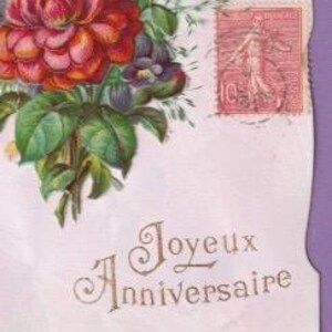 Carte postale ancienne des années 1900, camélias roses découpés avec des herbes séchées, joyeux anniversaire