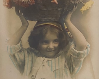 Postal de una niña de las flores, publicada por el estudio fotográfico Stebbing Parisien, pintada a mano, franqueada en la década de 1910.