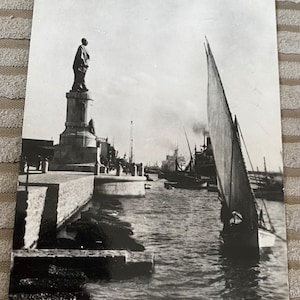 Estátua de Lesseps, navio do Canal de Suez, cartão postal antigo, com inscrição de franquia, selo de defesa da década de 1950