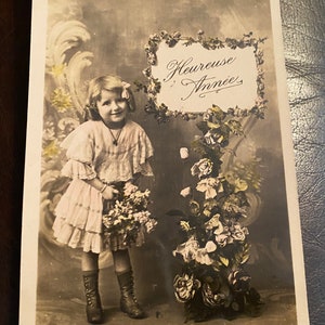 Carte postale ancienne, Jolie fille avec beaucoup de fleurs, Heureuse année, chromolithographie teintée à la main, affranchissement 1910
