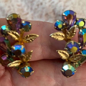 Weiss-glazen oorbellen, clip-ons Aurora Borealis-blad, vintage sieraden jaren 60