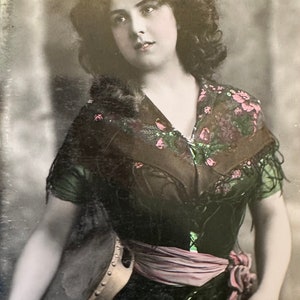 Antique Edwardian Postcard, Mignonne, Glamorous Lady // Published by the German RotoPhot Company // Unwritten