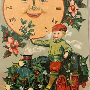 Antike geprägte Postkarte, Happy New Year // viktorianische Vaterzeit, Holly, kleiner Junge im Zug // Gedruckt in Sachsen