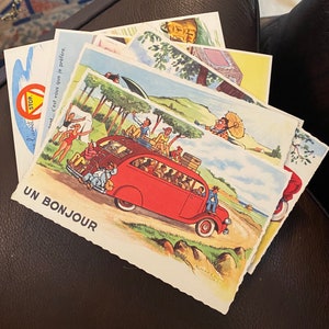 Französische 1970er Jahre Pin Up Postkarten, Autos