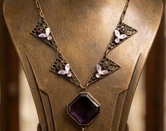 Colgante de cristal checo con amatista, detalles florales en esmalte blanco y filigrana de latón, collar antiguo de la década de 1920.