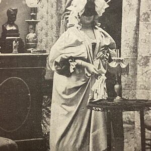 1900年代のアンティーク仮面舞踏会用ポストカード、狼の衣装を着て、私室の部屋//クラフトとして良好なヴィンテージ状態、わずかな折り目と変色