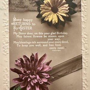 Um cartão postal de desejo de aniversário, muitas felicidades para minha irmã, floral tingido à mão, borda em relevo