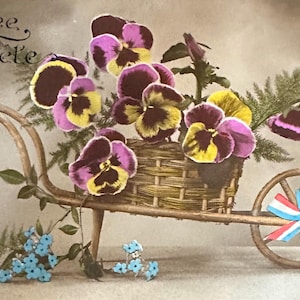 Carte postale ancienne des années 1910, fleurs de pensées violettes et jaunes, en pensant à vous