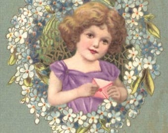 Cartão-postal antigo francês, jovem com flores de miosótis, medalhão em forma de coração, selado em 1908.