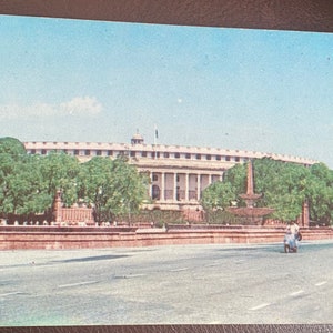 Carte postale non écrite du Parlement à New Delhi Inde, années 80
