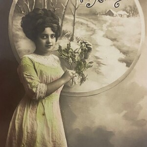 Cartolina d'auguri francese per il nuovo anno, antica, medaglione di cottage, fiume, bosco dietro una donna affascinante, NON SCRITTO, leggera piega in basso a destra