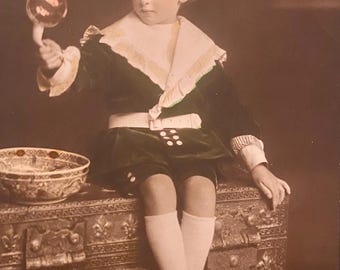 Postal eduardiana de un niño soplando burbujas, postal antigua de cumpleaños, Rotary Photo Publisher, RPPC con foto real, franqueada en 1913.