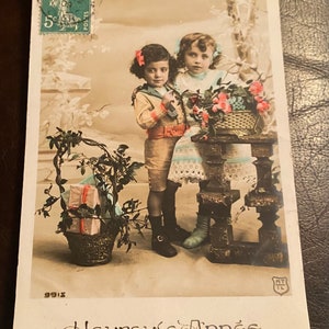 Carte postale ancienne, Jolies filles avec de nombreux cadeaux, Heureuse année, chromolithographie teintée à la main, affranchissement 1909