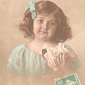 Carte postale française Bonne Fête, jeune fille vêtue de vert, épthemère antique affranchie des années 1900