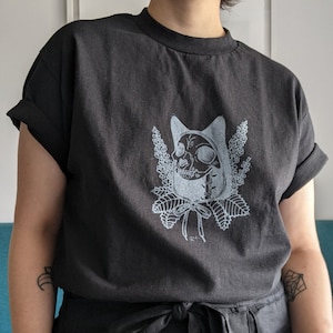 T-shirt imprimé à la main | Esthétique surréaliste | Linogravure sur tissu Artiste montréalais