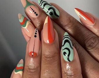 Uñas postizas con diseño abstracto retro en espiral / Estilo años 70 en terracota verde tierra. Totalmente personalizables.