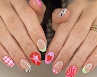 Uñas postizas Y2K con estampado de fresas y cuadros pastel estilo verano / Totalmente personalizables