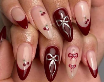 1 Uñas postizas color burdeos con punta francesa y lazo plateado, diseño de cerezas / Estilo coqueto y adorable. Totalmente personalizables.