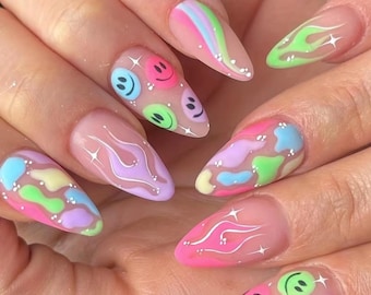 Uñas postizas con diseño de llamas y carita sonriente en tonos pastel estilo Y2K para verano / Totalmente personalizables