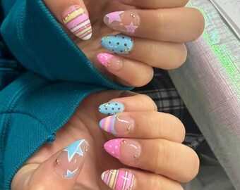 Uñas postizas de verano estilo Y2K con estampado mixto en tonos pastel y estrellas / Totalmente personalizables