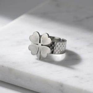 Ring met klavertje 4 in gestapelde klaverringstijl, verstelbaar bandontwerp met minimaal klaverdetail voor een alledaagse look