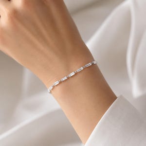 Pulseira de tênis com zircônias cúbicas delicadas em formato de baguete, pulseira minimalista com pedra retangular, presente elegante em prata de lei 925 para ela.