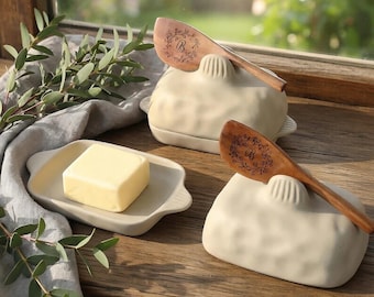 手作りの陶器製バターディッシュと木製スプレッダー、ファームハウススタイルのキッチン装飾